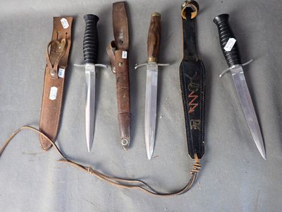 plusieurs types de couteaux sont alignés sur une table
