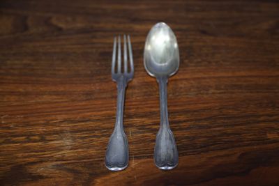 Couvert en argent 950 millièmes, modèle filet à décor monogr… - Photo 1