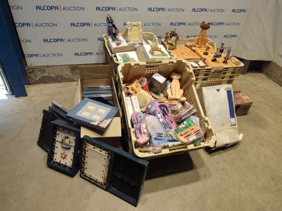 beaucoup d'objets posés sur le sol