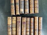 plusieurs vieux livres sont empilés sur une table