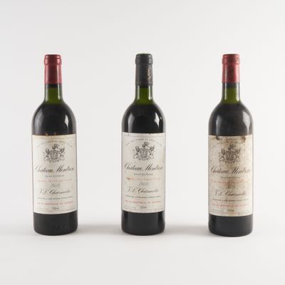 trois bouteilles de vin sont alignées sur une surface blanche