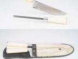 deux vues différentes d'un couteau et d'un porte-couteau