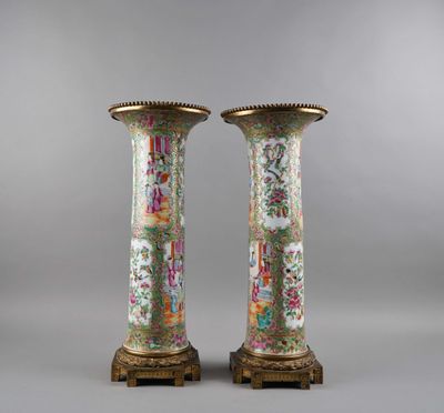 Chine. Paire de vases cylindriques en porcelaine famille ros…