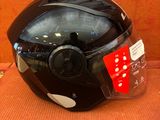 un casque posé sur une table