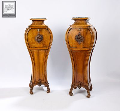paire de commodes françaises du XIXe siècle en noyer, avec plateau en marbre