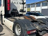 un camion semi-remorque garé dans un parking