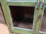 une armoire verte munie d'une porte vitrée