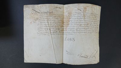 un gros plan d'un morceau de papier sur lequel on a écrit