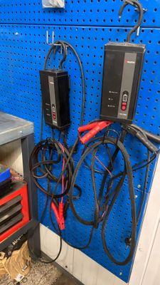 un panneau perforé bleu sur lequel sont fixés divers équipements électriques