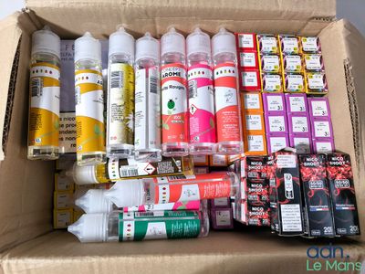 une boîte en carton remplie de différentes sortes de peinture