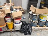 de nombreux pots de peinture et des pots de peinture sur une palette