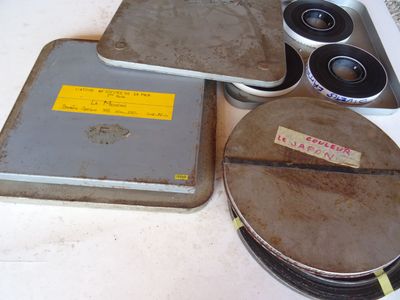 trois plats posés sur une table
