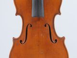un vieux violon avec son archet, posé sur un pupitre, sur fond blanc