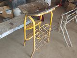 une chaise jaune dans une pièce où il y a beaucoup de cartons