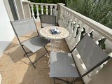 deux chaises et une table sur le balcon d'une maison