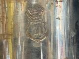 une grande casserole en argent posée sur une table