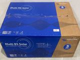 carton contenant divers produits solaires « Multi RS », posé par terre