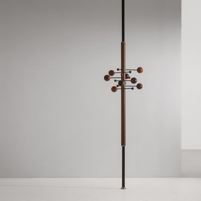 un grand lampadaire en bois et en métal dans une pièce blanche