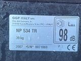gros plan de la plaque d'immatriculation d'une voiture sur le côté de la voiture