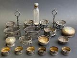 beaucoup d'objets en argent posés sur une table