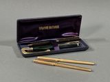 un stylo et une paire de ciseaux dans un étui