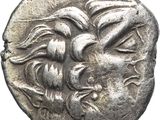 gros plan d'une pièce d'argent avec un visage dessus