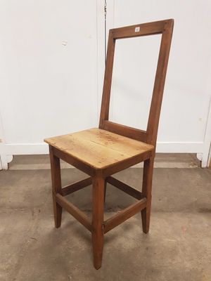 une chaise en bois avec un miroir fixé au dossier