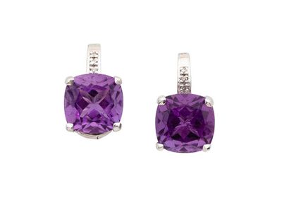 une paire de boucles d'oreilles en améthorate et diamants