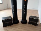 trois poubelles noires posées par terre dans une pièce