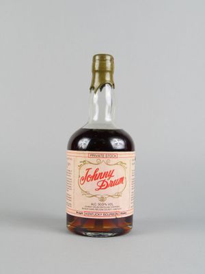 l'image d'une bouteille de whisky posée sur une table