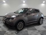 Le SUV Nissan Juke est garé sur un sol en carrelage à damier.