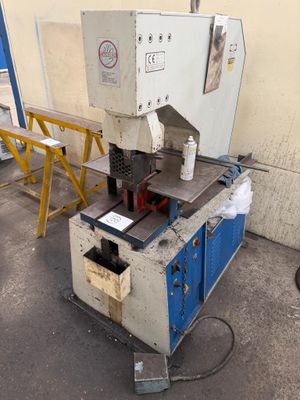 an image of a machine that is sitting on the ground