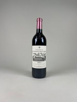la bouteille de vin rouge est posée sur la table