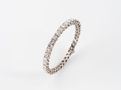 une bague en or blanc sertie de diamants ronds sur fond blanc