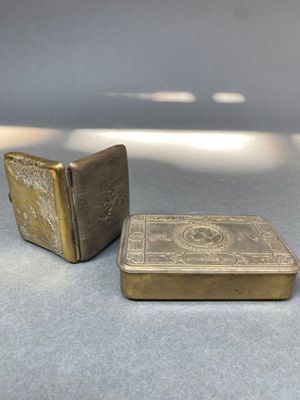 deux boîtes métalliques posées sur une table