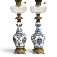 Paire de LAMPES A PETROLE en faïence à décor en camaïeu bleu… (photo 2)