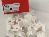 une pile de feuilles de papier blanches posée sur une table