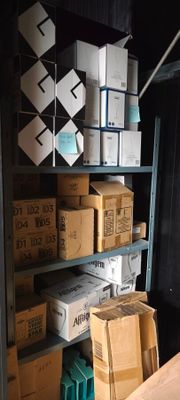 beaucoup de boîtes et de cartons sur les étagères de la pièce