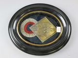 une photo d'une assiette en or sur laquelle est représenté un éventail
