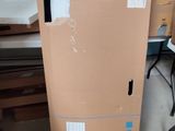 une boîte en carton posée sur un carton