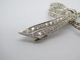 une image représentant une broche en forme de nœud en diamant sur fond blanc