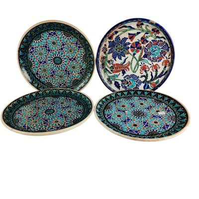 un lot de trois assiettes colorées ornées de motifs floraux