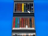 une vitrine contenant plusieurs types de montres