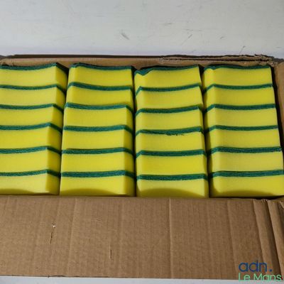 des pains de savon jaunes et verts dans une boîte en carton posée sur une table
