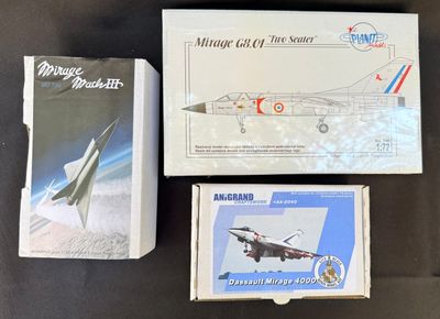 trois jouets emballés, dont une maquette d'avion de chasse et une autre maquette d'avion de chasse