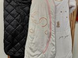 trois sacs de couchage pour bébé accrochés au mur