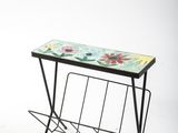 une petite table sur laquelle se trouve un porte-revues