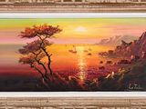 un tableau représentant un coucher de soleil avec des bateaux sur l'eau