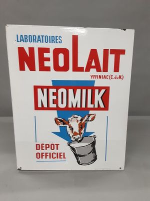un panneau sur lequel est écrit « Neolait Nemik » et qui représente une vache
