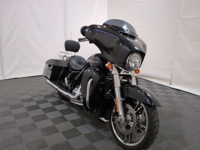 une moto noire garée sur un sol à damier